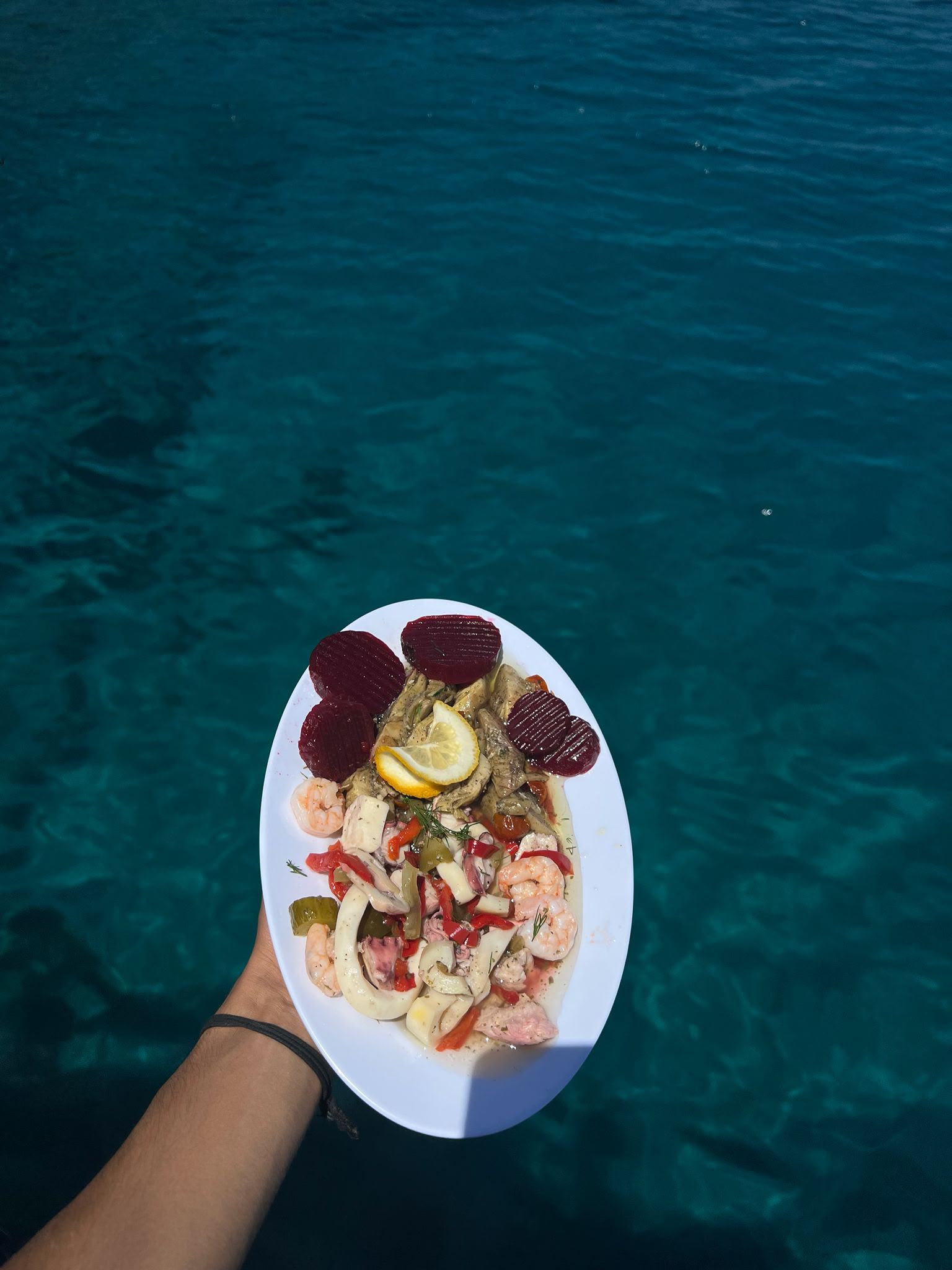 Deniz mahsullü salata — kalamar, karides, ahtapot