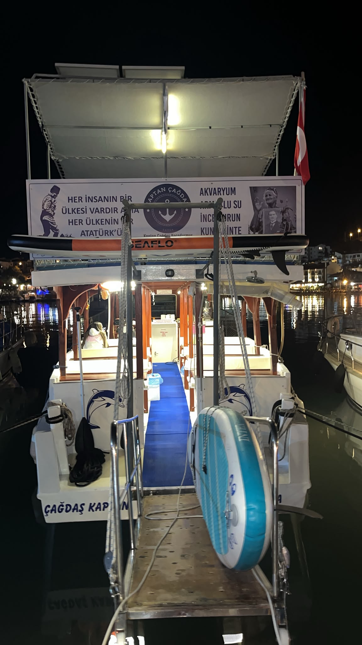 Kaptan Çağdaş teknesi bar ve güverte